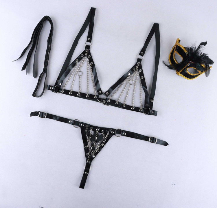 شورت و سوتین هارنسی زنجیری با شلاق